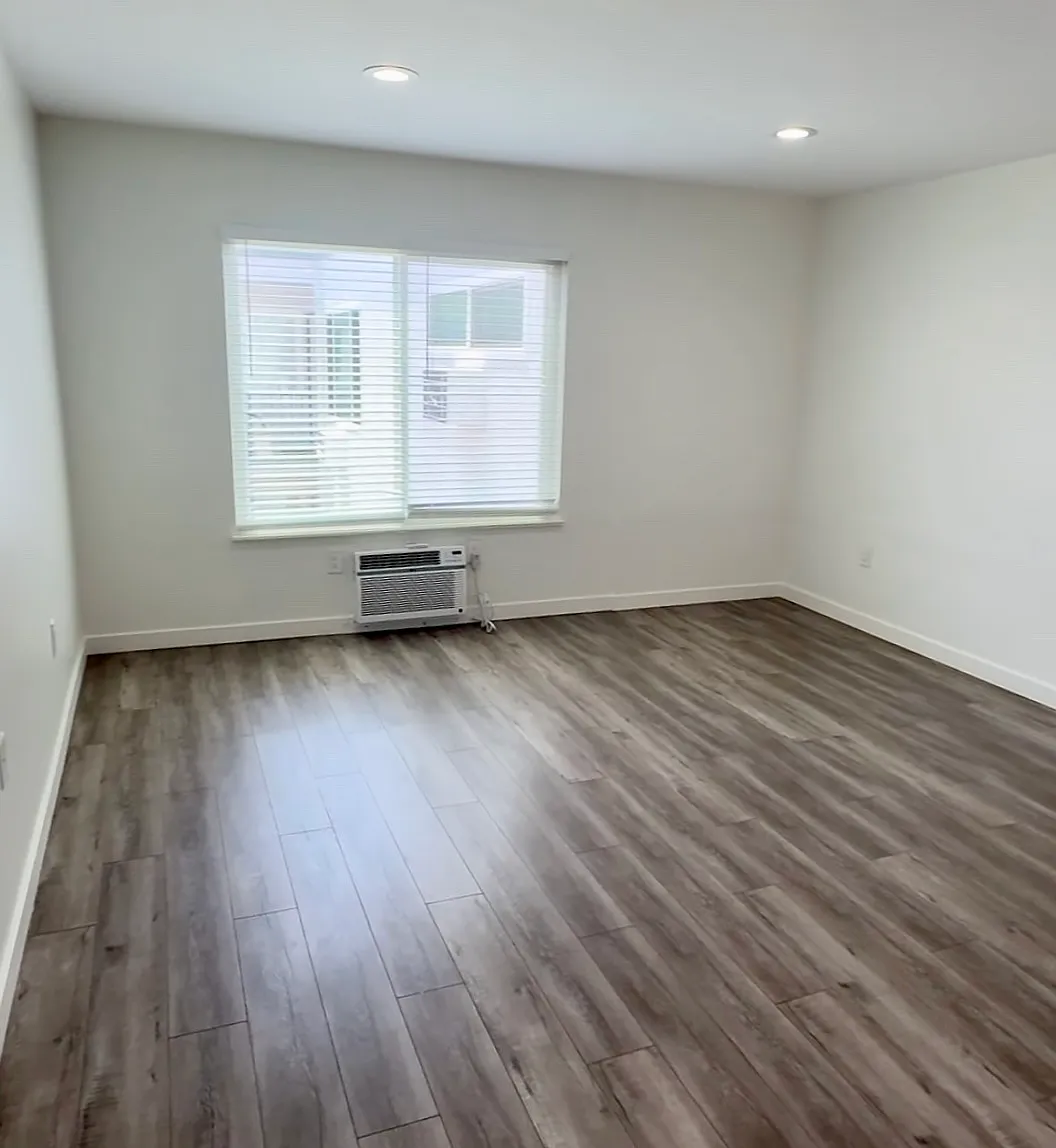 2 bed, 950 sqft, $3,298 — Photo 3
