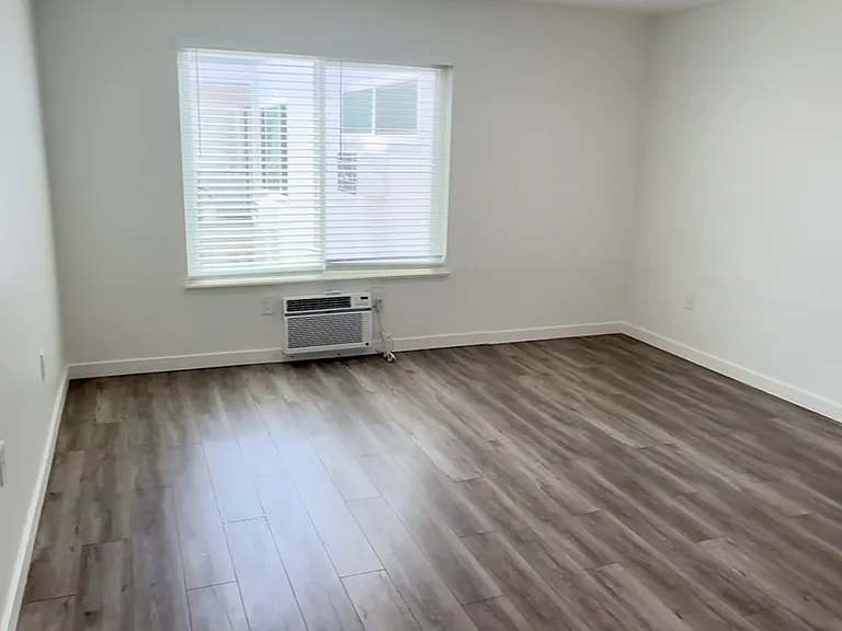655 Westminster Ave #6 — Photo 3
