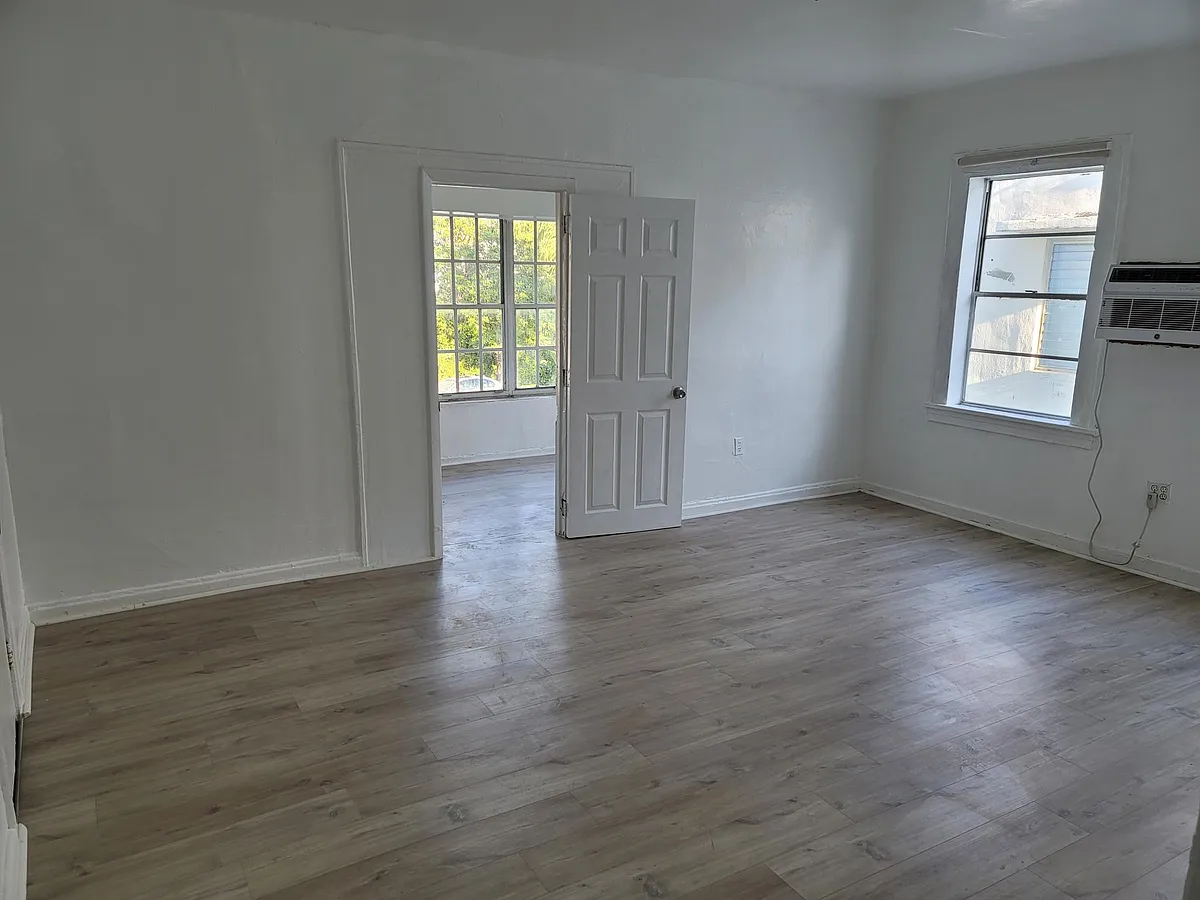 Building Photo - 744 Jefferson Ave #4