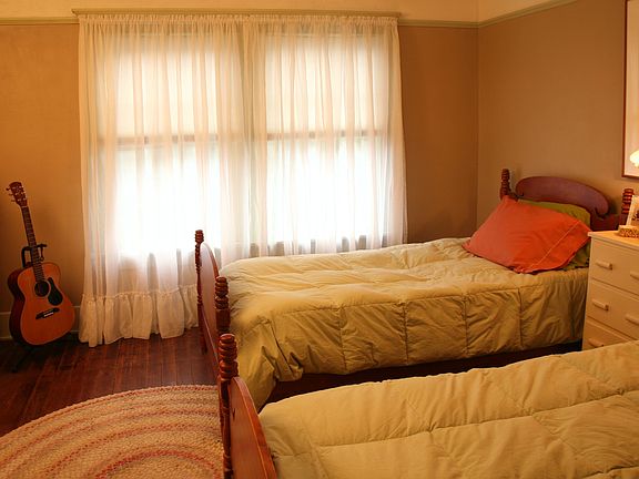 Bedroom w/Huge Closet