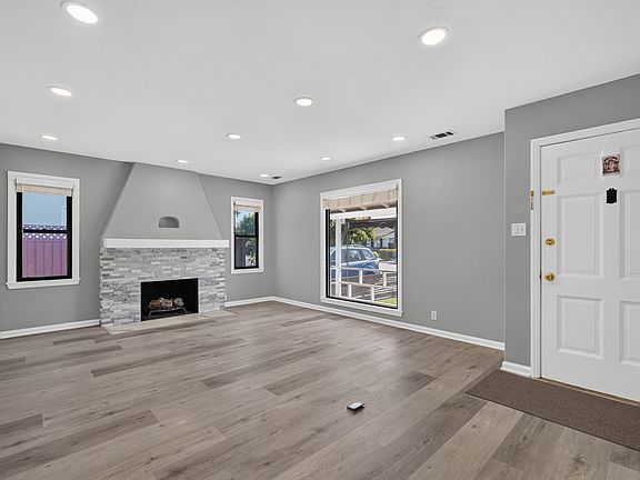 3rd image of 530 Irving Ave