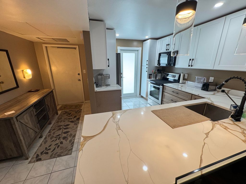 3091 N Course Dr APT 709, photo 2