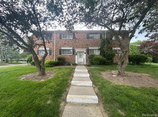 595 E Fox Hills Dr, Bloomfield, MI 48304