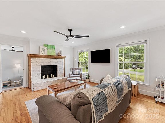 4th image of 3042 Cresthill Dr
