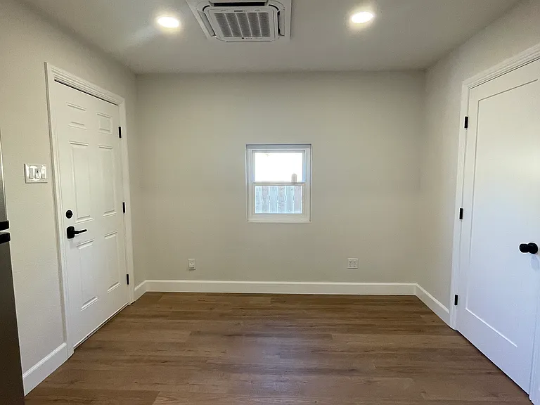 7606 Twin Oaks Ave — Photo 2