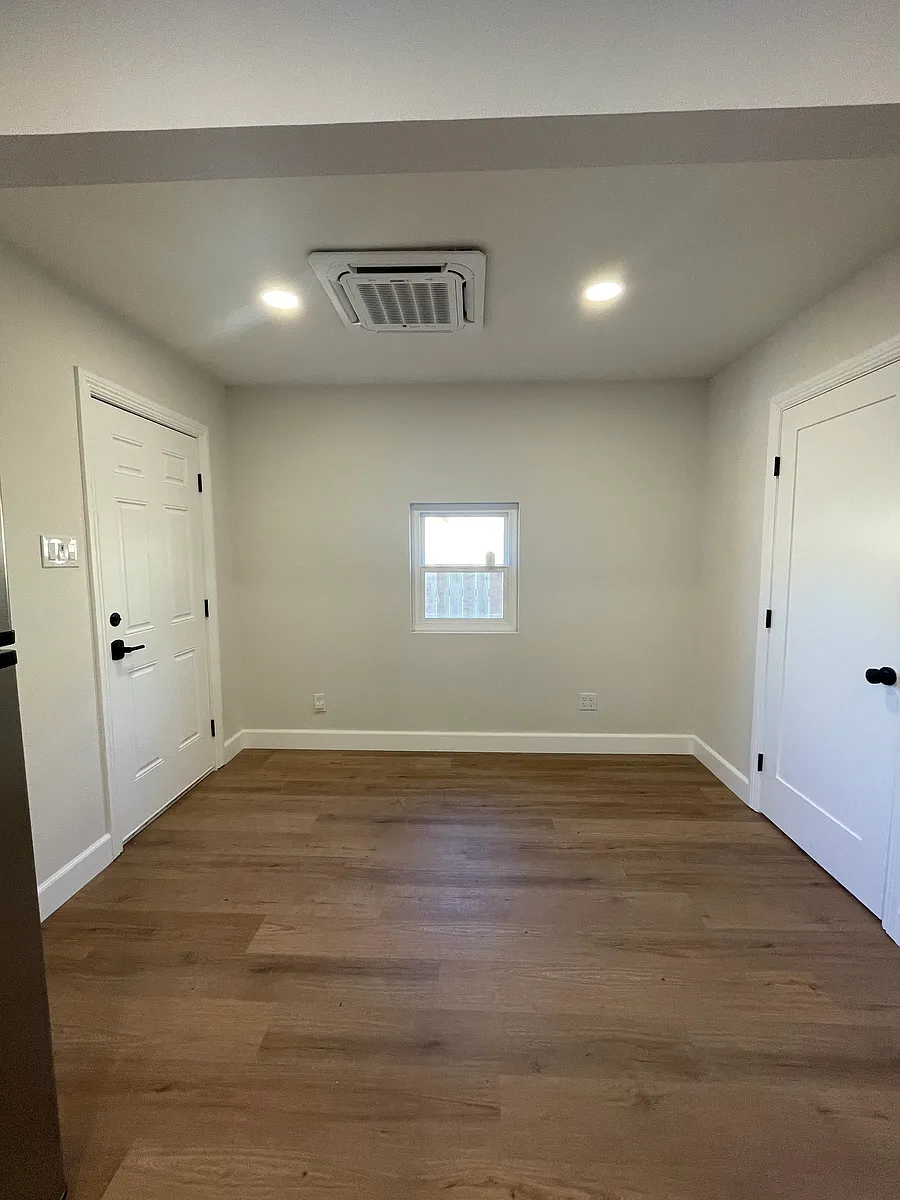 Building Photo - Twin Oaks Ave