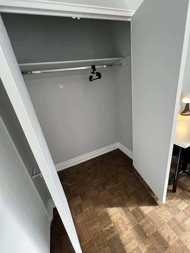 Deluxe Room - Walmer Road & St. Clair Avenue West — Photo 4