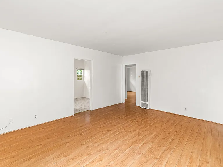 Living room unstaged