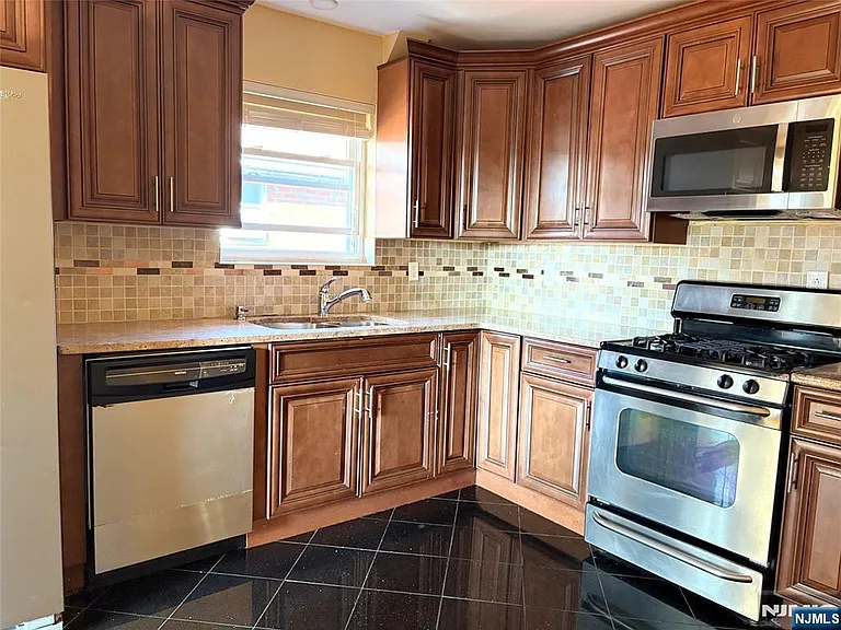458 Lawn Ave #2 — Photo 5