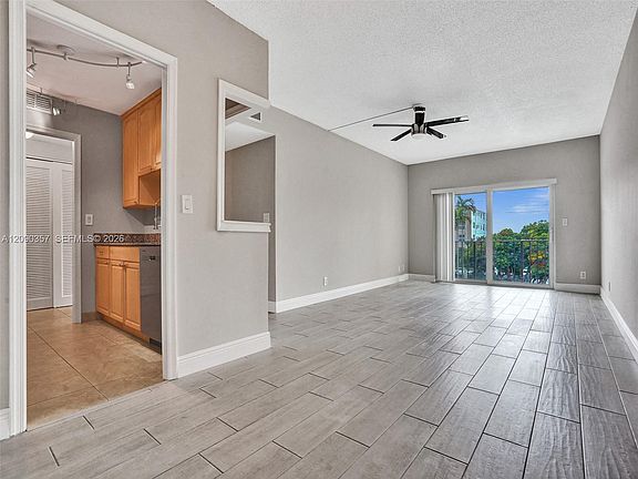 5th image of 400 N Riverside Dr