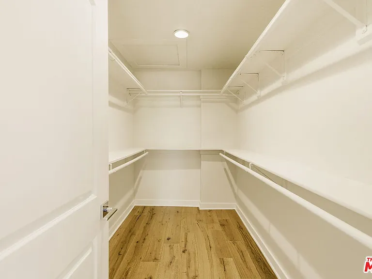 1026 S Windsor Blvd — Photo 39