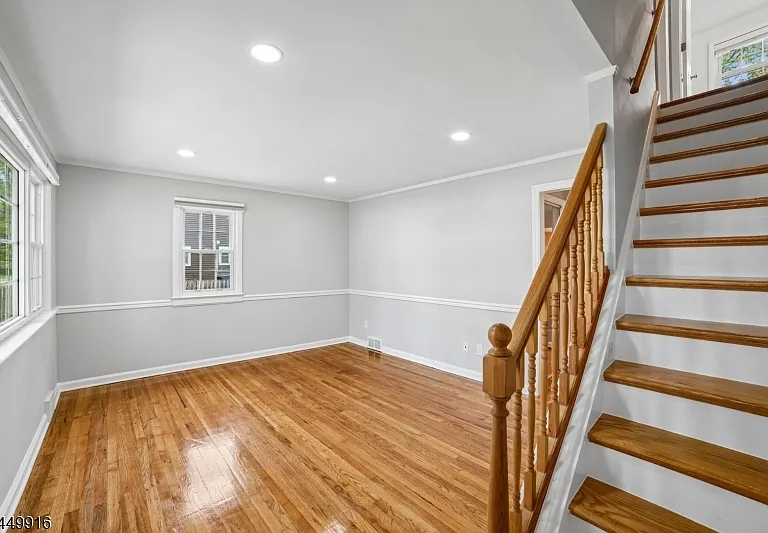 18 Columbia Ave — Photo 3