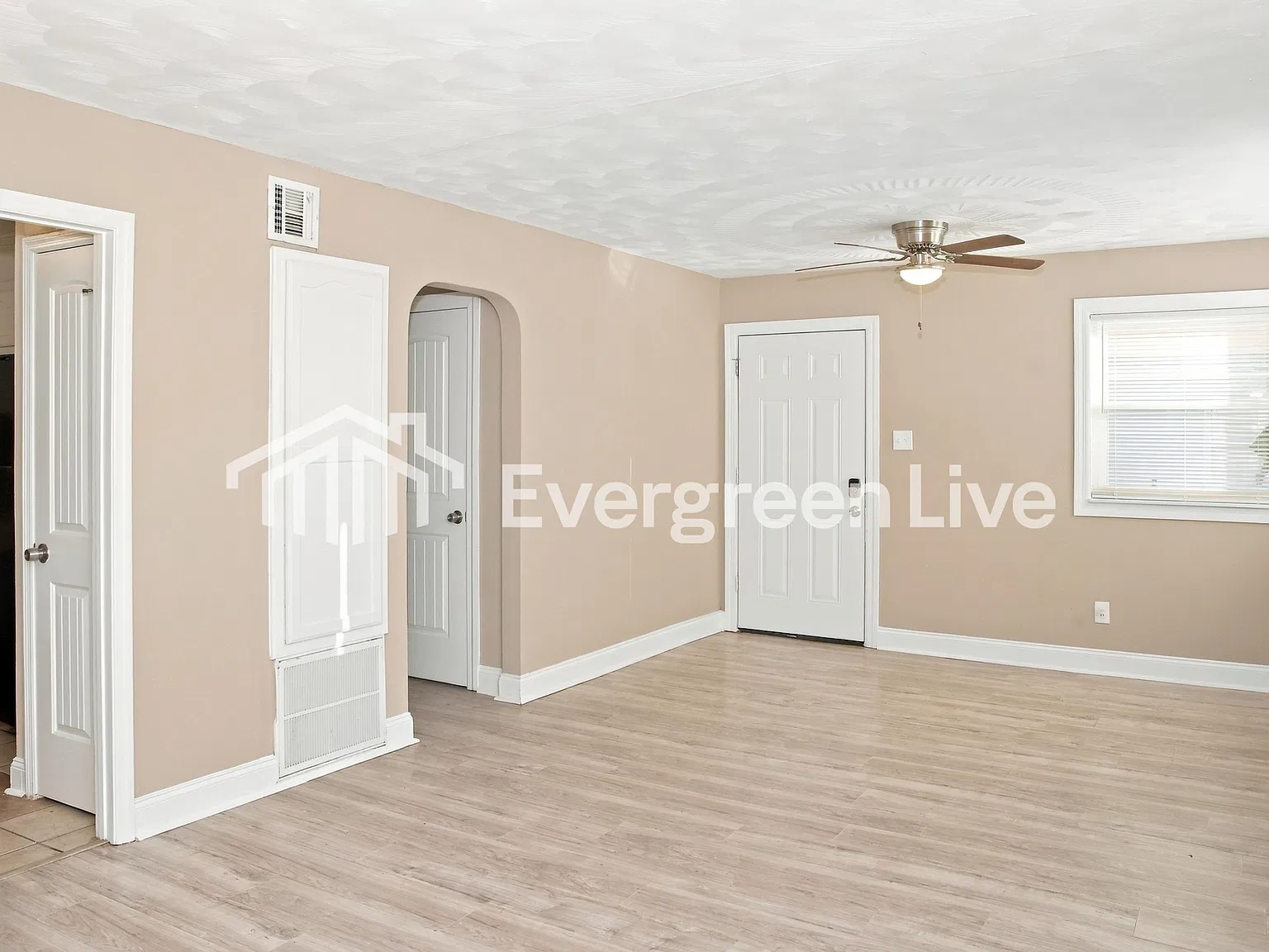 3 bed, 1.0 bath, 1056 sqft, $1,045 — Photo 4