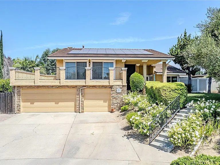 1901 Celeste Ln — Photo 1