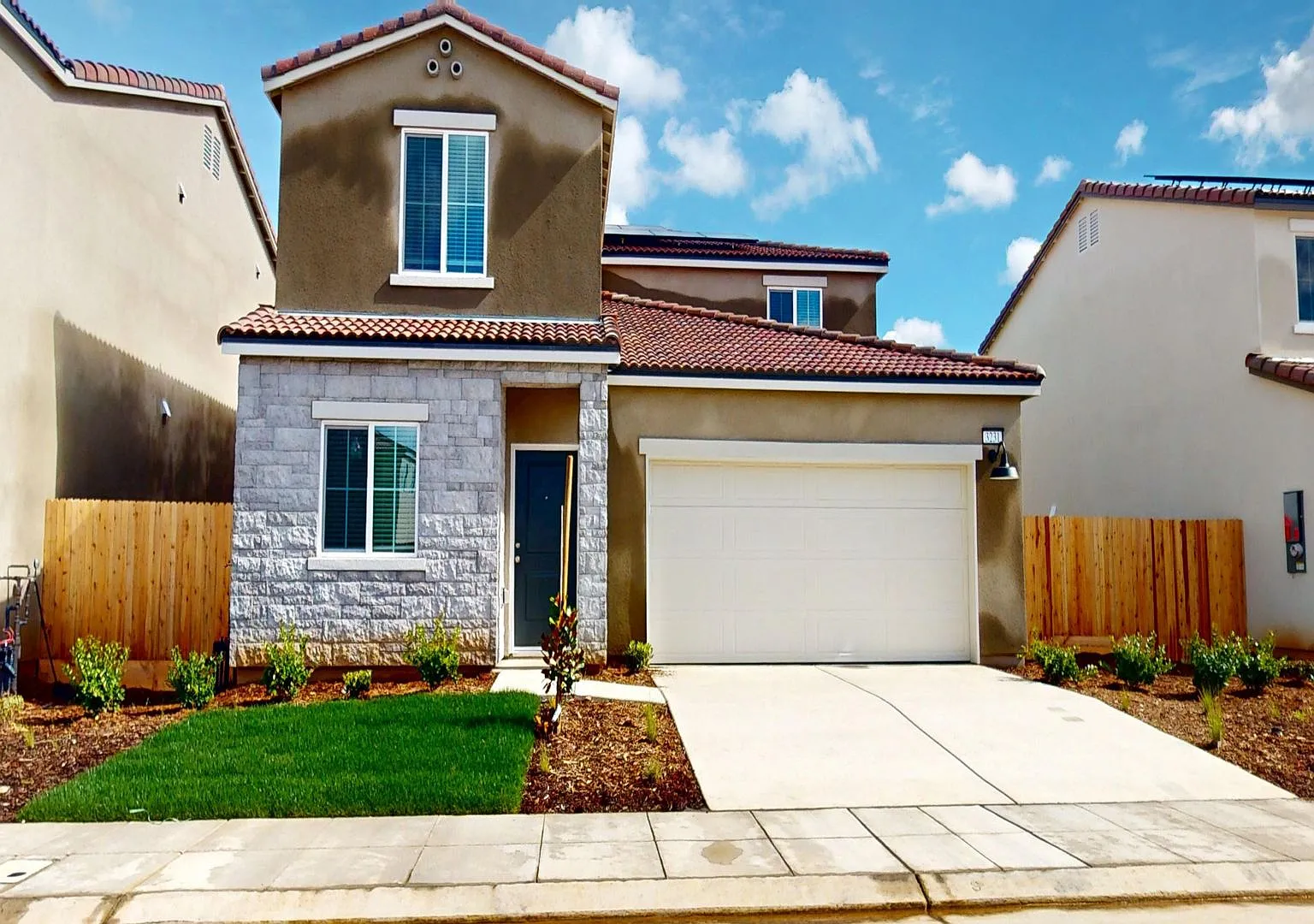 Move In Special- 1/2 Off First Month Rent 3231 Carambola Ave. Clovis, Ca 93619 — Photo 1