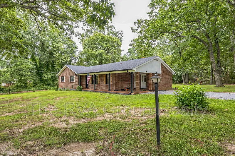 3 bed, 2.0 bath, 1728 sqft, $1,795 — Photo 2