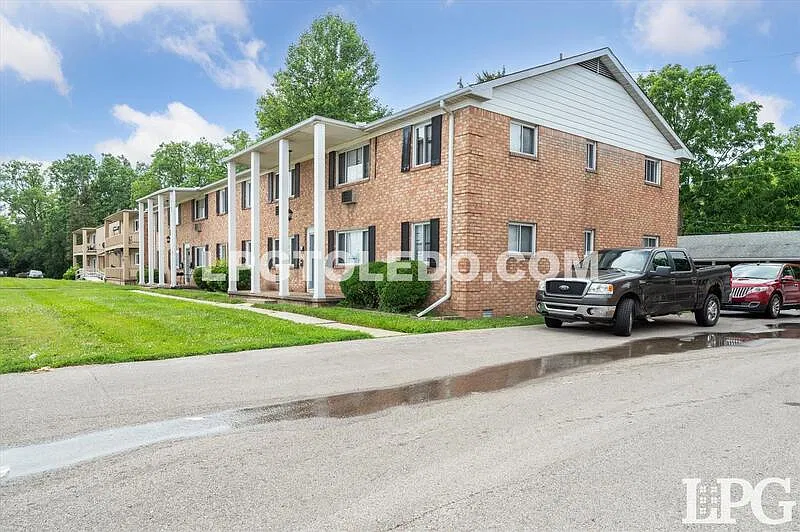 2 bed, 1.0 bath, 850 sqft, $795 — Photo 1