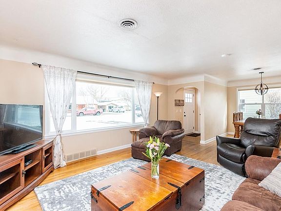 2nd image of 912 Delphinium Dr