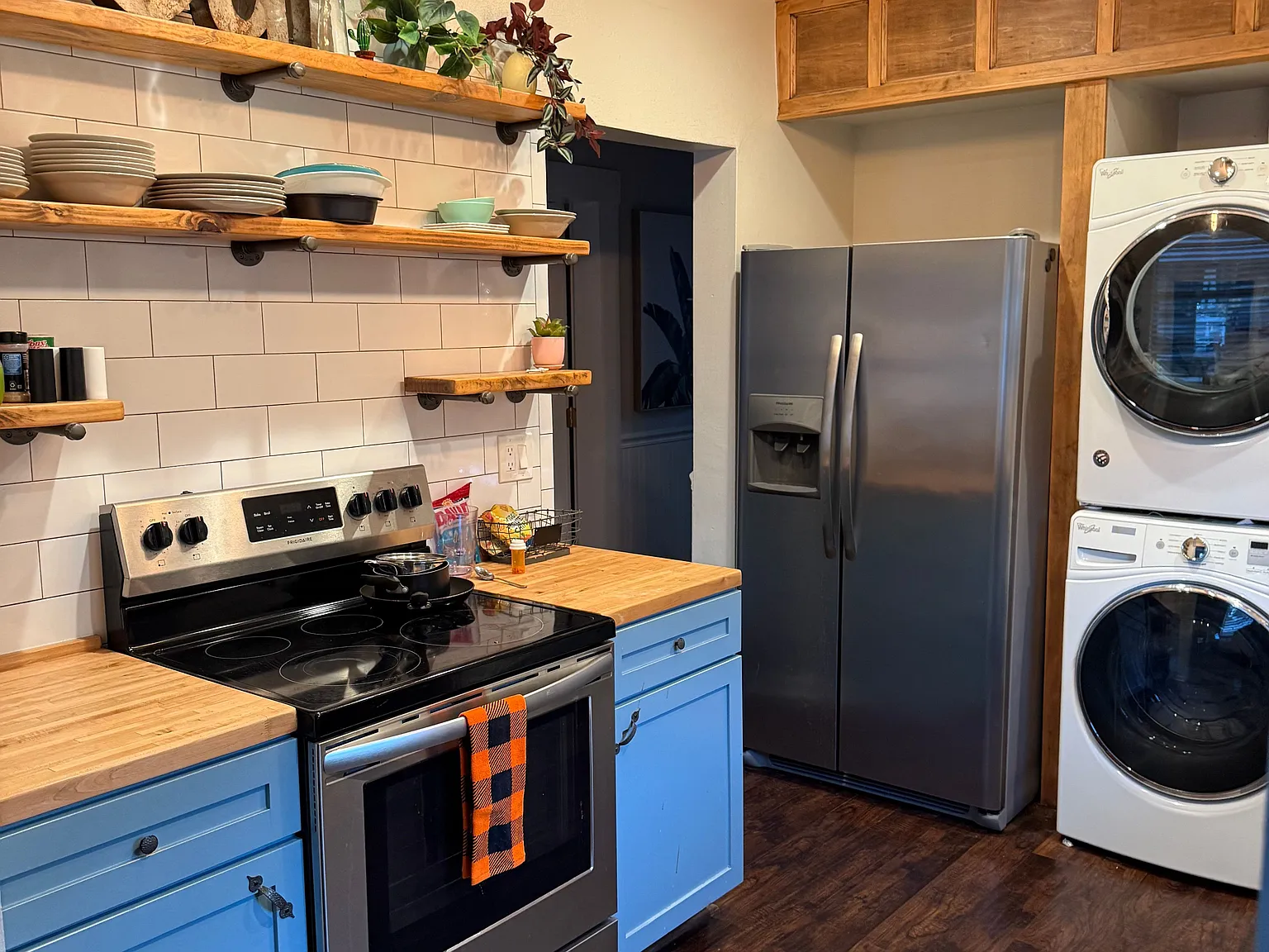 3 bed, 1.0 bath, 1040 sqft, $2,650 — Photo 2