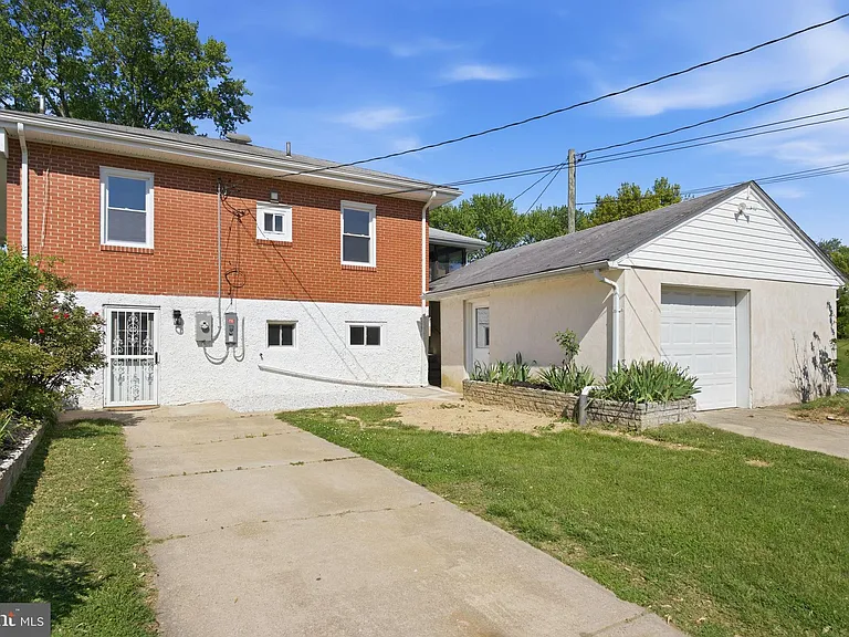 2301 Bayside Dr — Photo 3