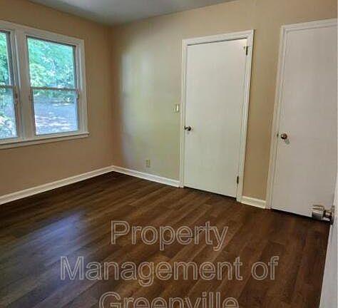 4th image of 230 W Dorchester Blvd