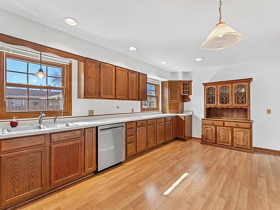3rd image of 402 Modern Avenue
