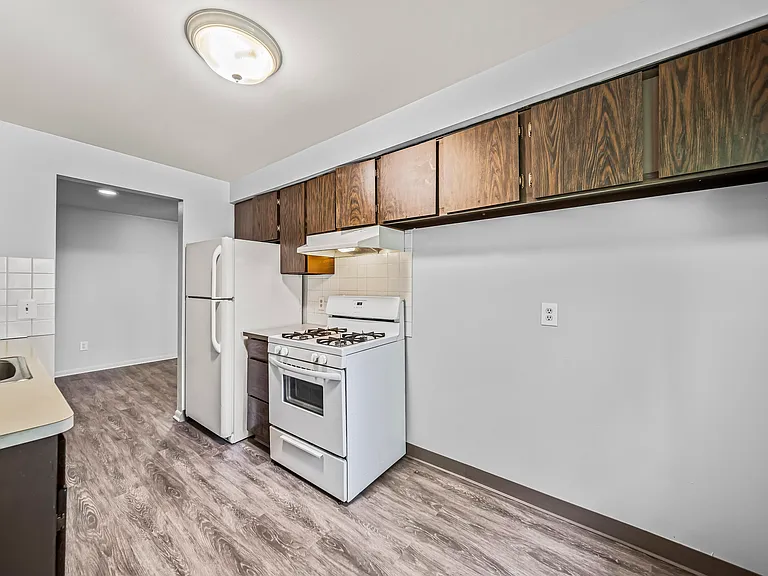Heatherstone Apartments — Photo 8