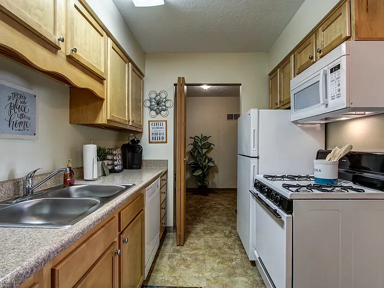 Cambridge Square — Photo 17