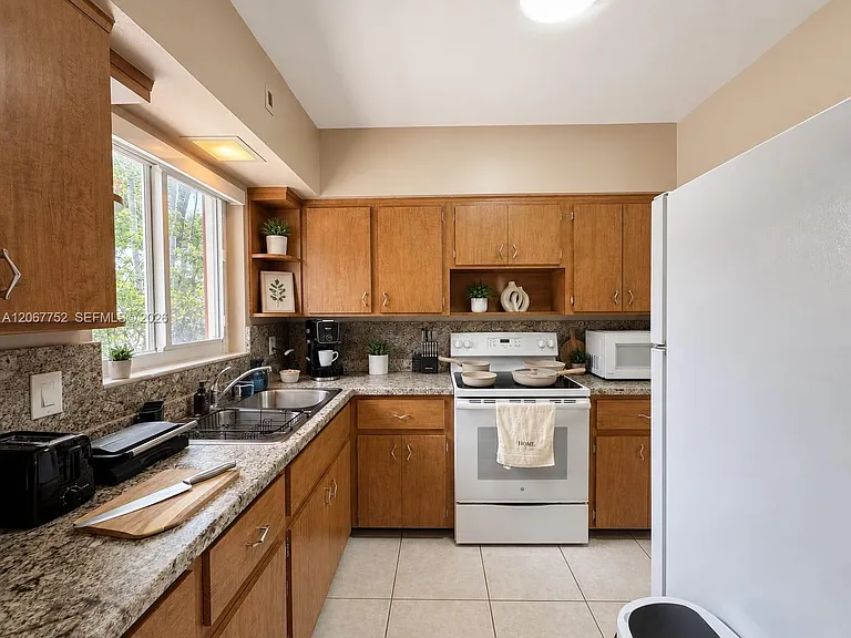 31 SW 8th St #1 — Photo 17