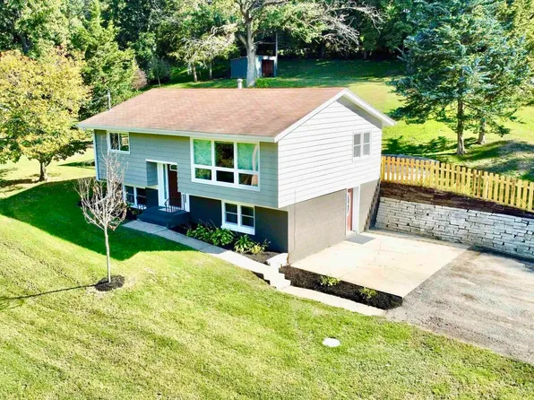 24159 180th St, Bettendorf, IA 52722