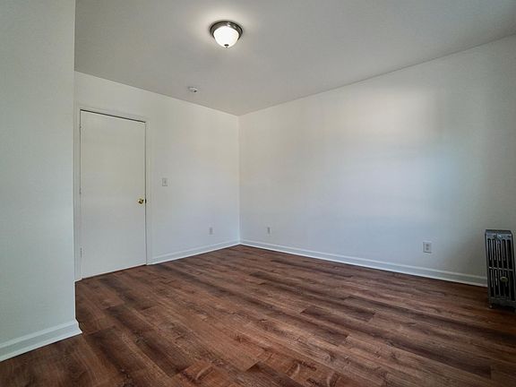 Bedroom alternate view