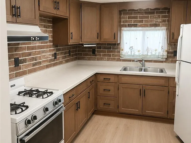 229 N Peach St — Photo 3