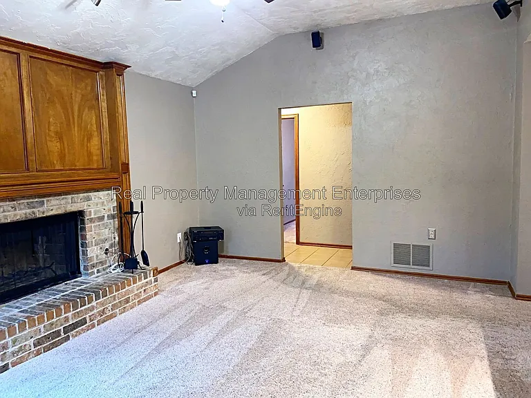 204 W 10th St — Photo 18