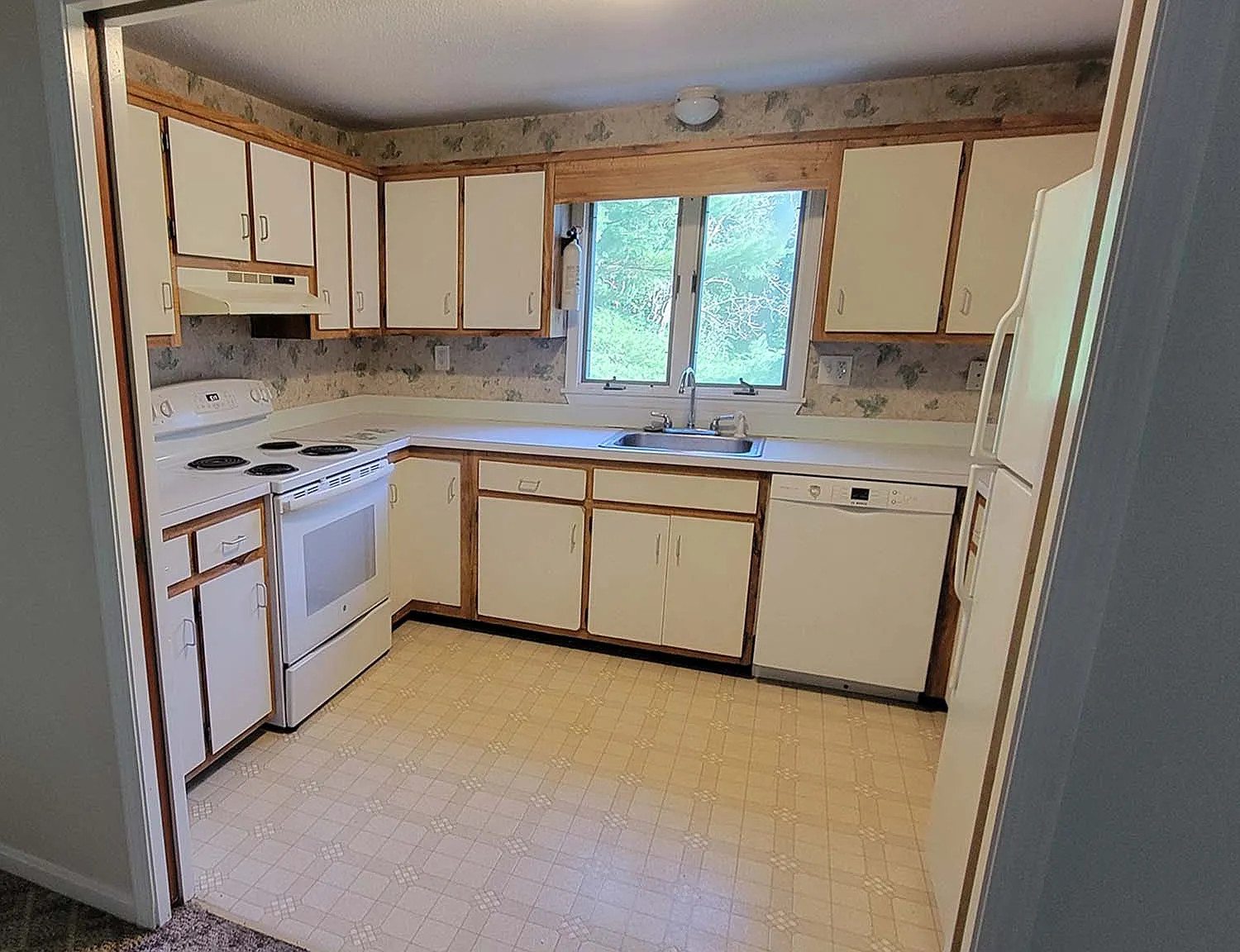 3 bed, 1.5 bath, 2000 sqft, $3,200 — Photo 4