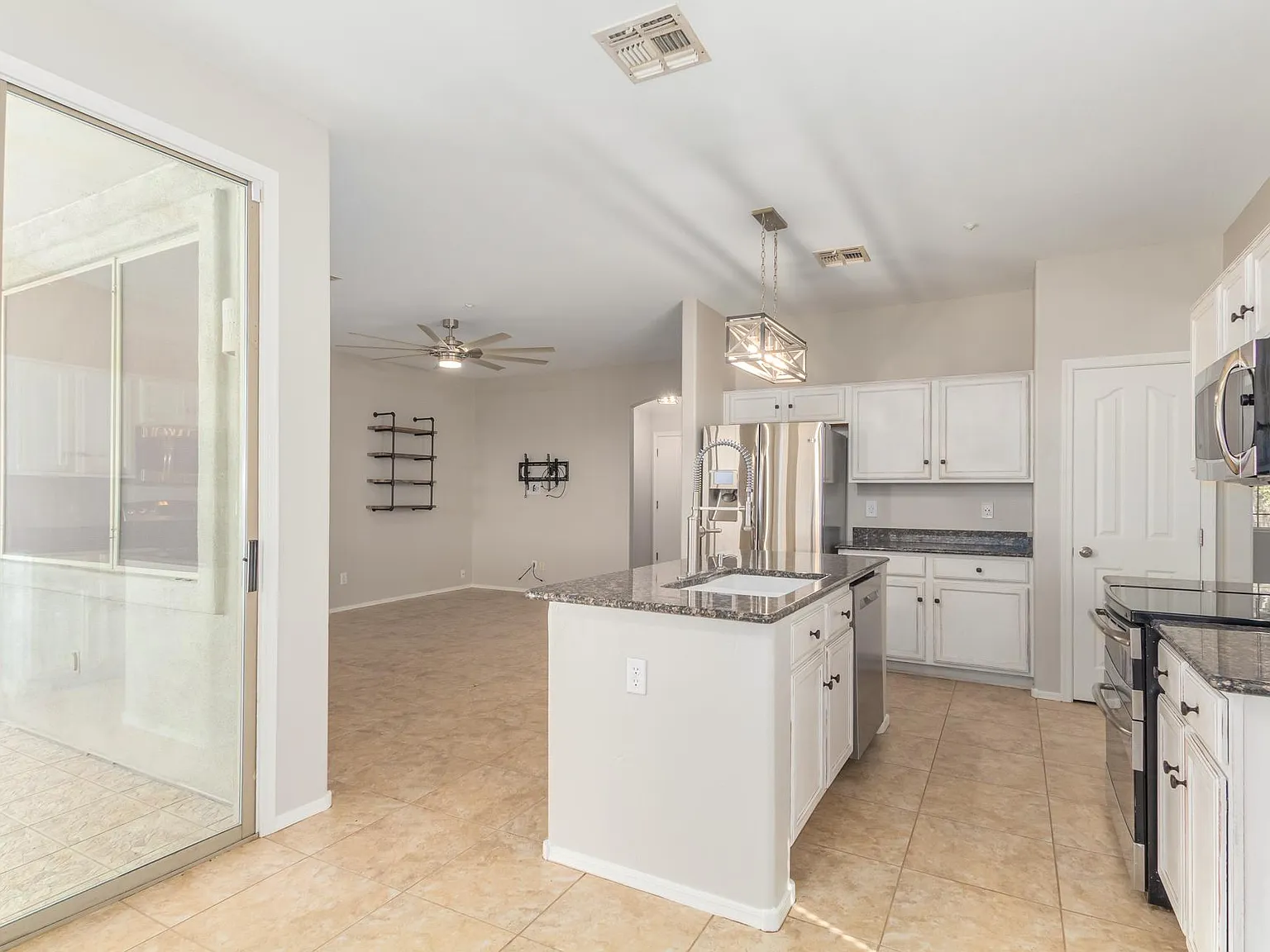 3 bed, 2.5 bath, 1700 sqft, $3,300 — Photo 3
