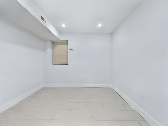 4th image of 2114 N Franklin St APT A