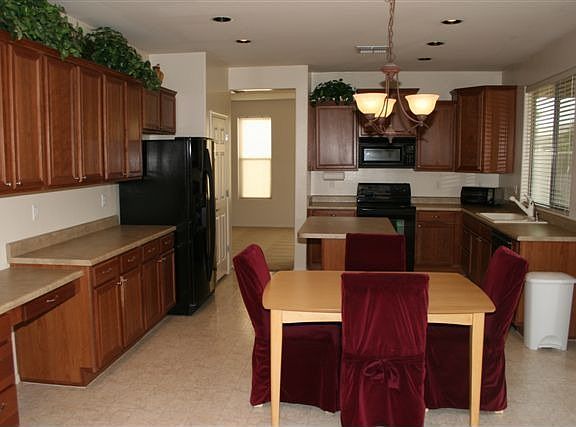 Large eat-in kitchen w/ island.