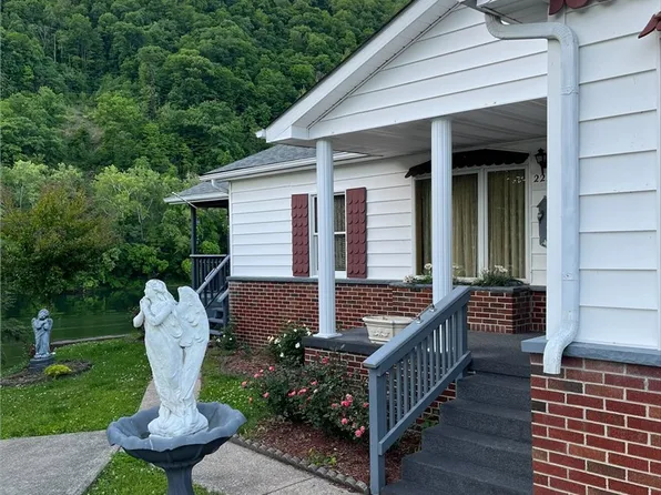2222 Robin Ave, East Bank, WV 25067