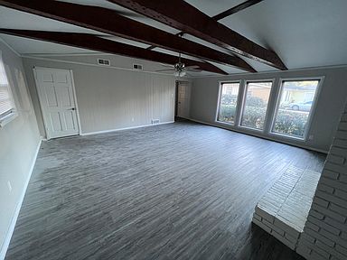 Living room (photo 1)