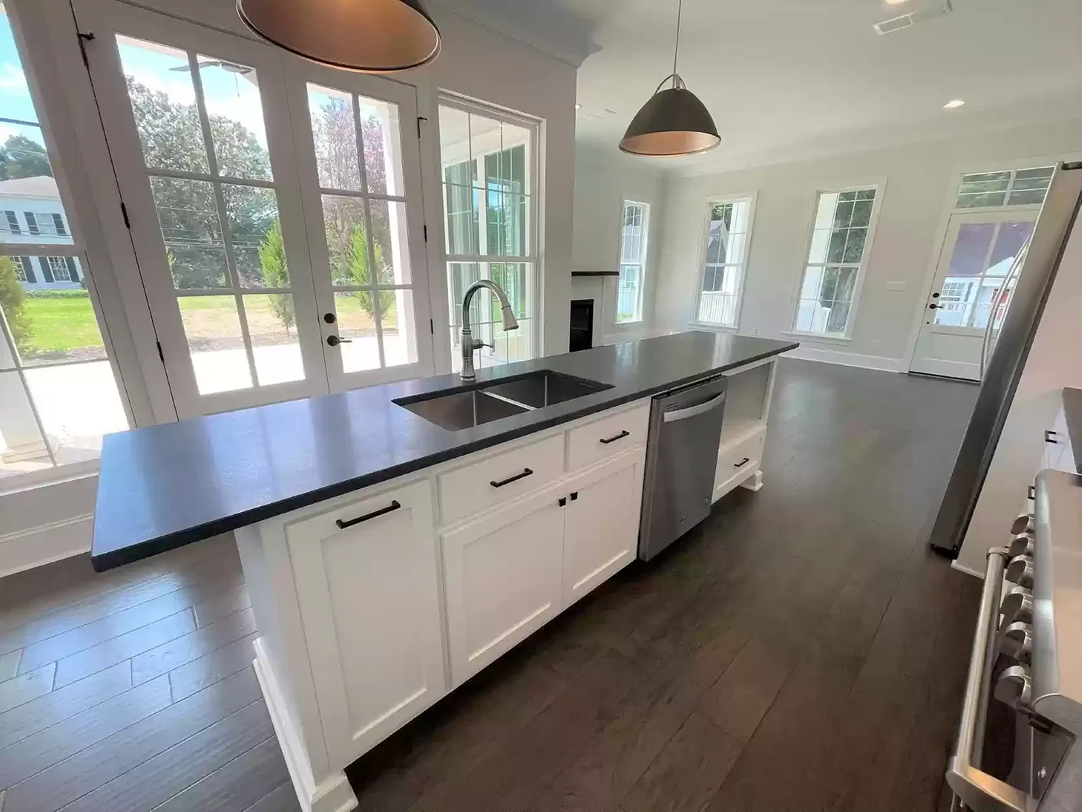 3 bed, 2.5 bath, 2194 sqft, $2,300 — Photo 3