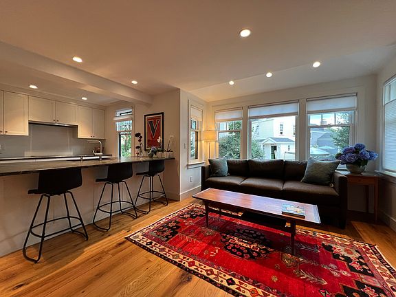 Kitchen Sitting Area
