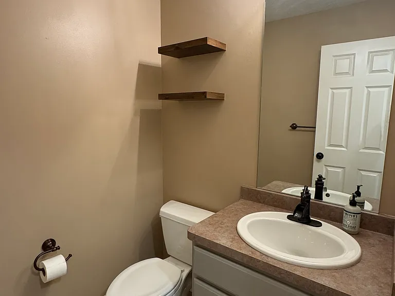 129 Broxbourne Dr — Photo 8