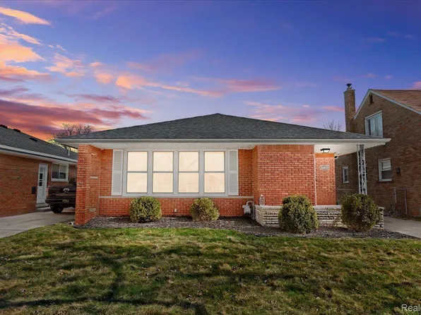 20455 Van Antwerp St, Harper Woods, MI 48225