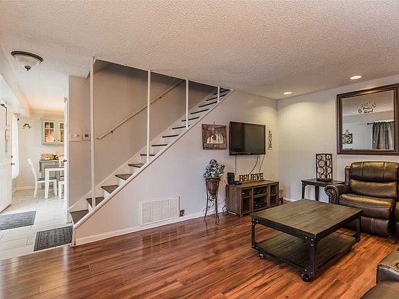 5th image of 204 Springmeadow Dr Unit J