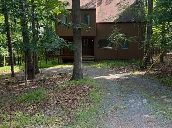 1317 Lakeview Dr, Cross Junction, VA 22625