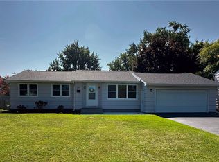 135 Lake Meadow Dr, Rochester, NY 14612