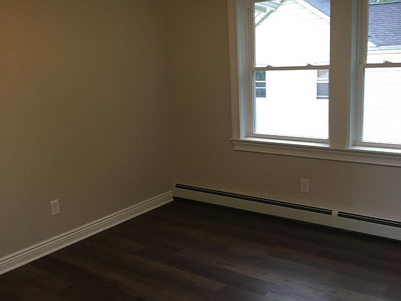 Large bedroom 3 windows