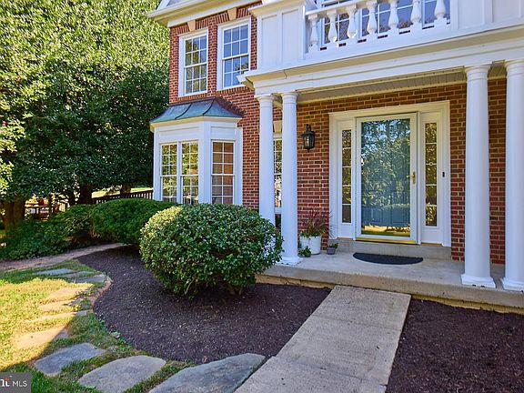 4th image of 2561 Holly Manor Dr