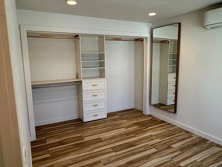 !! Move-In Special !! Cozy Carson Back House With Skylights & Washer/Dryer — Photo 20