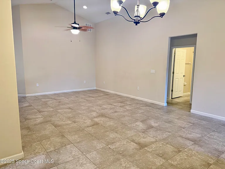 590 Trymore Dr SE — Photo 4